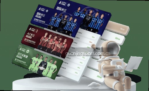 两个人静静坐在窗边，手捧同一本书。